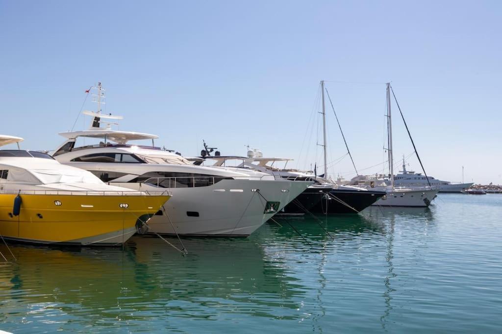 Puerto Banus Luxurious Apartment In The Heart Of The Port 马尔韦利亚 外观 照片