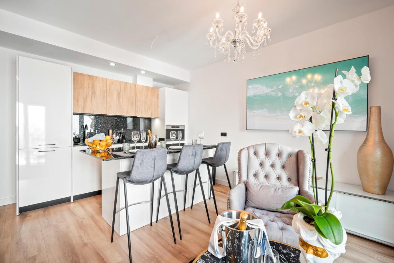 Puerto Banus Luxurious Apartment In The Heart Of The Port 马尔韦利亚 外观 照片