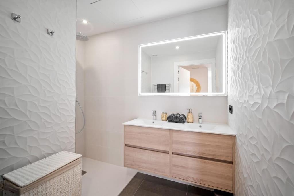 Puerto Banus Luxurious Apartment In The Heart Of The Port 马尔韦利亚 外观 照片