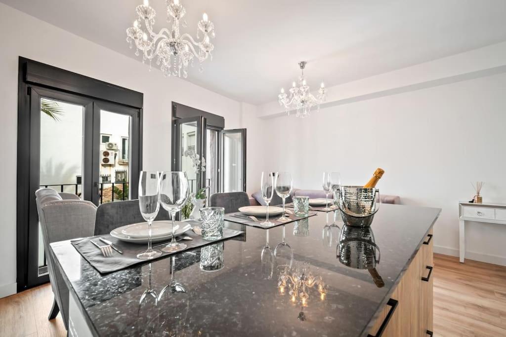 Puerto Banus Luxurious Apartment In The Heart Of The Port 马尔韦利亚 外观 照片