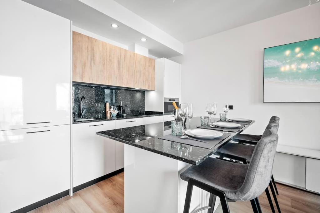 Puerto Banus Luxurious Apartment In The Heart Of The Port 马尔韦利亚 外观 照片